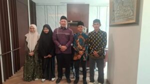Hafizah asal Kalimantan Timur, Aliifah Khansa Dewi, menjadi salah satu dari empat delegasi Indonesia yang mengikuti MTQ Internasional Raja Abdul Aziz ke-46 untuk Cabang Hafalan, Tilawah, dan Tafsir Al-Qur’an di Makkah Al-Mukarramah, Arab Saudi, pada 6–19 Agustus 2026.