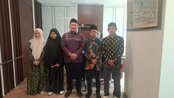 Hafizah asal Kalimantan Timur, Aliifah Khansa Dewi, menjadi salah satu dari empat delegasi Indonesia yang mengikuti MTQ Internasional Raja Abdul Aziz ke-46 untuk Cabang Hafalan, Tilawah, dan Tafsir Al-Qur’an di Makkah Al-Mukarramah, Arab Saudi, pada 6–19 Agustus 2026.