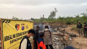 Petugas memasang spanduk peringatan di lokasi yang terindikasi mengalami kebakaran lahan. (foto : Polda Kaltim)
