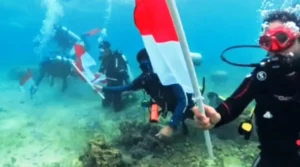 Dinas Pariwisata Provinsi Kalimantan Timur menggelar upacara pengibaran Bendera Merah Putih di bawah laut Pulau Miang, Kabupaten Kutai Timur, Senin (17/8/2026).