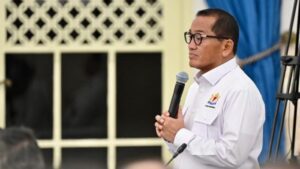 Ketua Umum Gabungan Pelaksana Konstruksi Nasional Indonesia (Gapensi), Andi Rukman N. Karumpa menyampaikan laporannya saat pertemuan Presiden Prabowo Subianto dengan para pengusaha Kamar Dagang dan Industri (Kadin) Indonesia pusat dan daerah di Istana Negara, Jakarta, pada Jumat, 31 Juli 2026. Foto: BPMI Setpres/Cahyo