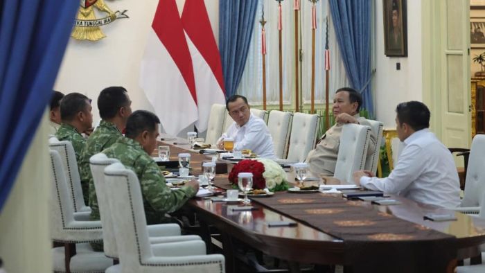 Presiden Prabowo Subianto menerima Panglima TNI Jenderal Agus Subiyanto dan Wakil Panglima TNI Jenderal Tandyo Budi Revita, beserta para kepala staf angkatan di Istana Merdeka, Jakarta, pada Kamis, 6 Agustus 2026. Foto: BPMI Setpres/Rusman