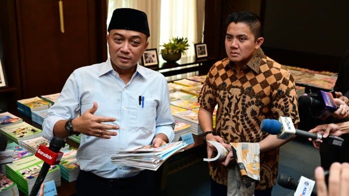Menteri Sekretaris Negara Prasetyo Hadi dan Sekretaris Kabinet Teddy Indra Wijaya memberikan keterangan pers kepada awak media di kompleks Istana Kepresidenan Jakarta, pada Jumat, 7 Agustus 2026. Foto: BPMI Setpres