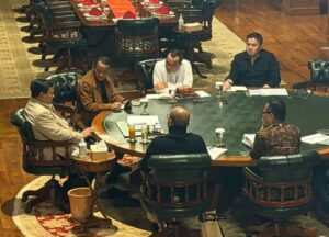 Presiden Prabowo Subianto menerima Menteri Investasi dan Hilirisasi sekaligus Chief Executive Officer (CEO) Danantara Rosan Roeslani, Menteri Energi dan Sumber Daya Mineral (ESDM) Bahlil Lahadalia, serta jajaran Danantara di kediamannya di Hambalang, Kabupaten Bogor, Provinsi Jawa Barat, Jumat (04/09/2026).