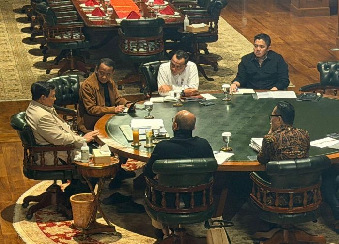 Presiden Prabowo Subianto menerima Menteri Investasi dan Hilirisasi sekaligus Chief Executive Officer (CEO) Danantara Rosan Roeslani, Menteri Energi dan Sumber Daya Mineral (ESDM) Bahlil Lahadalia, serta jajaran Danantara di kediamannya di Hambalang, Kabupaten Bogor, Provinsi Jawa Barat, Jumat (04/09/2026).