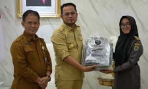 Gubernur Kalimantan Timur Dr H Rudy Mas’ud (Harum) menyerahkan secara simbolis paket perlengkapan seragam sekolah gratis kepada siswa-siswi kelas X SMA Negeri 10 Samarinda di Kantor Gubernur Kaltim, Selasa (1/9/2026).
