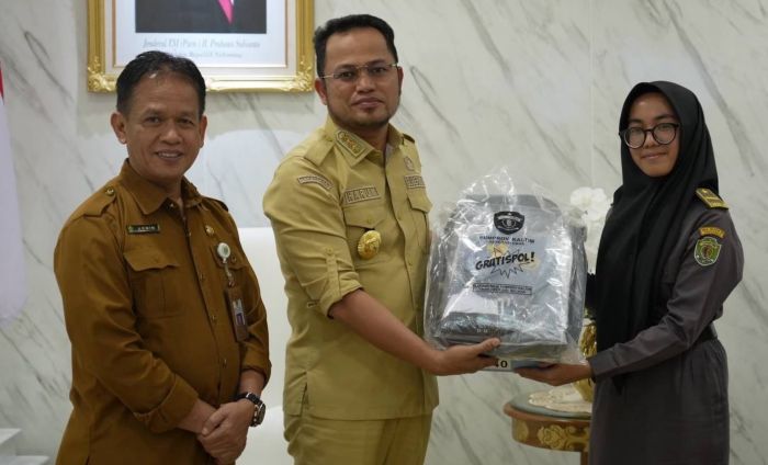 Gubernur Kalimantan Timur Dr H Rudy Mas’ud (Harum) menyerahkan secara simbolis paket perlengkapan seragam sekolah gratis kepada siswa-siswi kelas X SMA Negeri 10 Samarinda di Kantor Gubernur Kaltim, Selasa (1/9/2026).