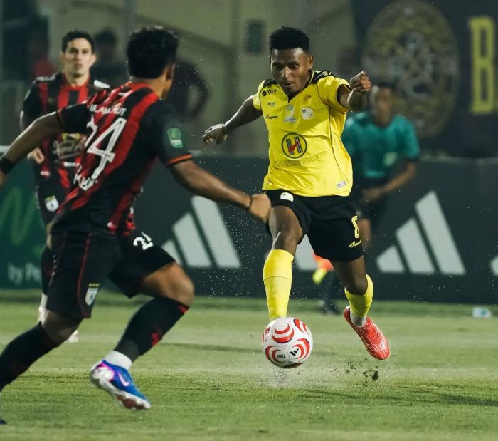 Korneles Howay Cetak Brace saat menggiring bola (foto : Oficial Barito Putera)