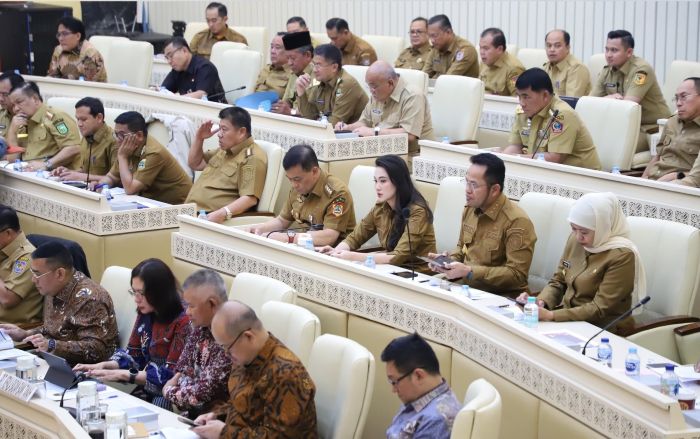 Rapat Dengar Pendapat (RDP) Komisi II DPR RI bersama para gubernur se-Indonesia di Gedung Senayan, Jakarta, Selasa (15/9/2026)