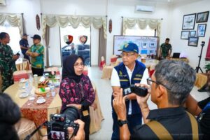 Deputi Bidang Lingkungan Hidup dan Sumber Daya Alam Otorita IKN, Myrna A. Safitri, dan Staf Khusus Kepala Otorita IKN Bidang Manajemen dan Strategi Konstruksi, Danis A. Sumadilaga (foto : Humas IKN)