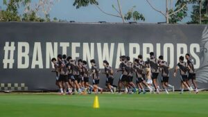 Skuat Dewa United FC tengah berlatih (foto : I League)