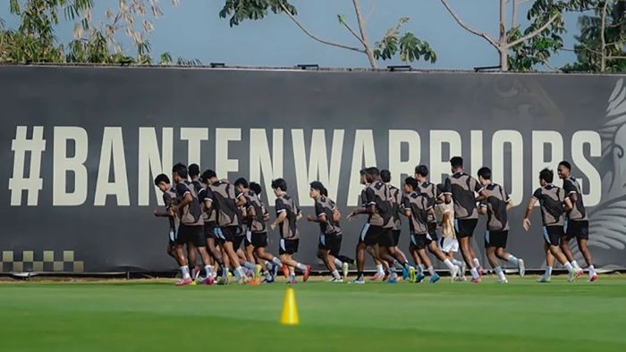 Skuat Dewa United FC tengah berlatih (foto : I League)
