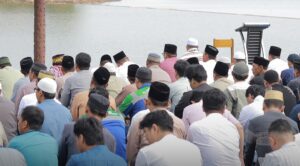 Warga Karang Joang menggelar Salat Istisqa di kawasan Waduk Manggar, Balikpapan Utara, Jumat (18/9/2026).