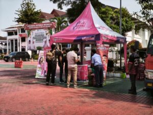 Warga Balikpapan yang dinilai mampu didorong beralih dari LPG 3 kg ke Bright Gas 5,5 kg melalui program penukaran tabung di halaman Balai Kota, Selasa 1 September 2026 (foto : Inibalikpapan/Syarifuddin)