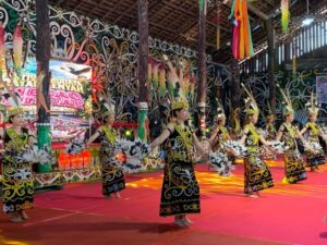 Tarian Dayak dalam Festival Mecaq Undat masyarakat Dayak Kenyah di Desa Sungai Bawang, Kecamatan Muara Badak, Kabupaten Kutai Kartanegara (foto : Inibalikpapan/Syarifuddin)