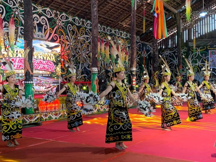 Tarian Dayak dalam Festival Mecaq Undat masyarakat Dayak Kenyah di Desa Sungai Bawang, Kecamatan Muara Badak, Kabupaten Kutai Kartanegara (foto : Inibalikpapan/Syarifuddin)