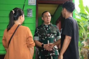 Pangdam VI Mulawarman Mayjen TNI Krido Pramono bertemu warga saat melakukan kunjungan ke Malinau Kalimantan Utara (foto : Pendam Kodam VI Mulawarman)