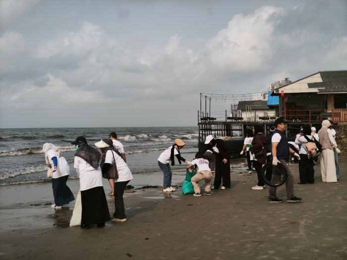 Bersih-bersih pantai di kawasan RT 1, Kelurahan Damai, Balikpapan.