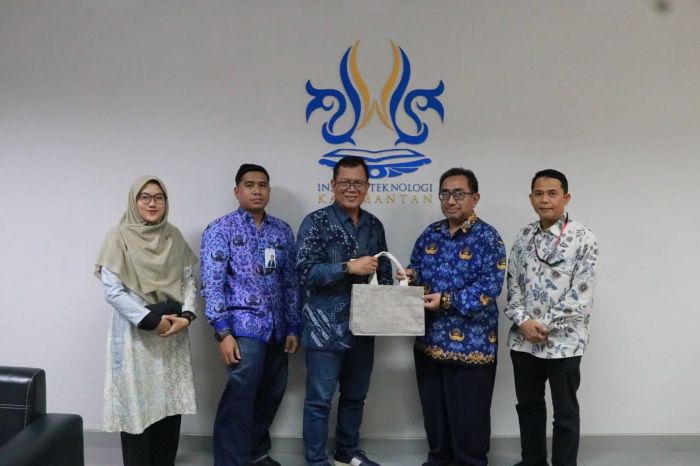 Jajaran Telkom Regional 4 Kalimantan berkunjung ke ITK (foto : Telkom)