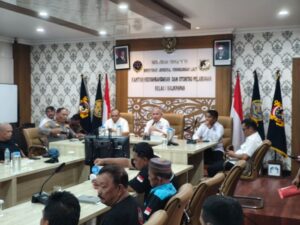 Kepala KSOP Kelas I Balikpapan Capt. Weku Frederik Karuntu saat menerima berdialog dengan tenaga kerja bongkar muat (TKBM) (foto : Inibalikpapan/Samsul)