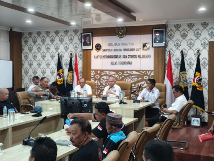 Kepala KSOP Kelas I Balikpapan Capt. Weku Frederik Karuntu saat menerima berdialog dengan tenaga kerja bongkar muat (TKBM) (foto : Inibalikpapan/Samsul)