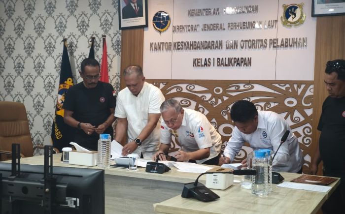 Kesepakatan antara Penandatanganan Kesepakatan KSOP Kelas I Balikpapan dengan Federasi Serikat Pekerja Transport Indonesia (FSPTI), Serikat Pekerja Seluruh Indonesia (SPSI) khusus TKBM Karya Samudera Sakti Pelabuhan Balikpapan. (foto : Inibalikpapan/Samsul)