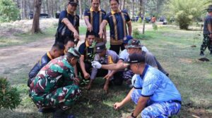 Polresta Balikpapan melalui Polsek Balikpapan Timur bersinergi dengan TNI AU Lanud Dhomber menanam ribuan bibit pohon di kawasan pesisir Pantai Lamaru, Balikpapan Timur, Kamis (10/9/2026).