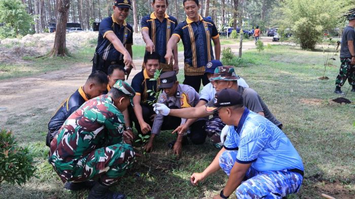 Polresta Balikpapan melalui Polsek Balikpapan Timur bersinergi dengan TNI AU Lanud Dhomber menanam ribuan bibit pohon di kawasan pesisir Pantai Lamaru, Balikpapan Timur, Kamis (10/9/2026).