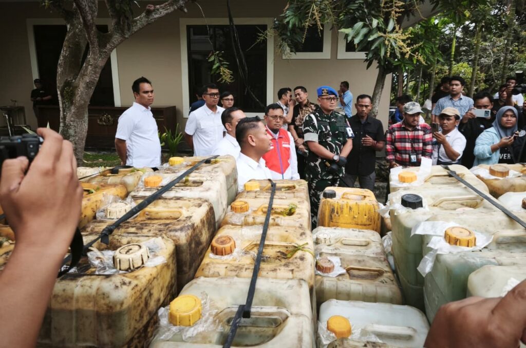 Barang bukti dua kasus dugaan penyalahgunaan bahan bakar minyak (BBM) bersubsidi di Kutai Kartanegara (Kukar) dan Kutai Timur (Kutim) yang diamankan Polda Kaltim (foto : Inibalikpapan/Samsul)