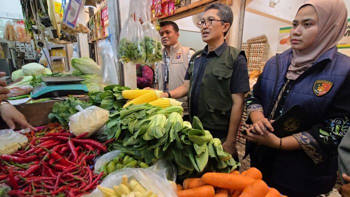 Tim Satgas Pangan Dinas Pangan, Pertanian dan Perikanan (DP3) Kota Balikpapan bersama Industri, Perdagangan dan Investasi (Indagsi) Ditreskrimsus Polda Kaltim melakukan pemantauan harga dan stok bapokting di Pasar Klandasan, Jumat (18/9/2026).