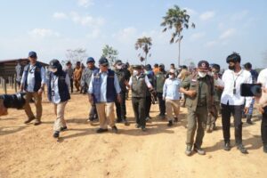 Menteri Kehutanan (Menhut) RI Raja Juli Antoni bersama Kepala Badan Nasional Penanggulangan Bencana (BNPB) Letjen TNI Suharyanto melakukan kunjungan kerja ke Provinsi Kalimantan Timur, Senin (14/9).