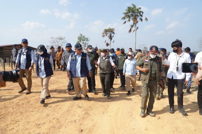 Menteri Kehutanan (Menhut) RI Raja Juli Antoni bersama Kepala Badan Nasional Penanggulangan Bencana (BNPB) Letjen TNI Suharyanto melakukan kunjungan kerja ke Provinsi Kalimantan Timur, Senin (14/9).