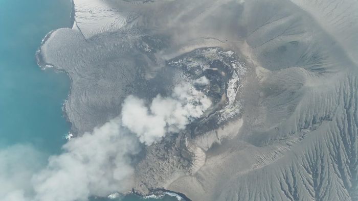Gunung Anak Krakatau di Lampung kembali menunjukkan aktivitas erupsi dengan pola letusan ringan yang terjadi secara berkala (foto : ESDM)