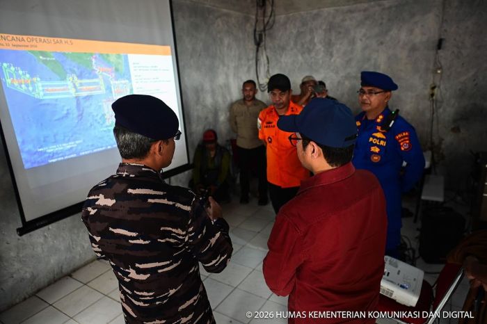 Wamenkomdigi Nezar Patria saat meninjau Posko SAR Gabungan pencarian jurnalis dan awak kapal yang hilang di perairan Selat Sunda, Carita, Pandeglang, Sabtu (12/09/2026). Foto: Anhar/Komdigi