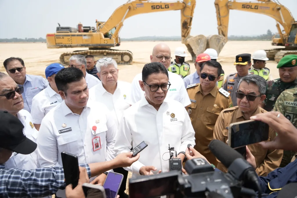 Wakil Menteri Energi dan Sumber Daya Mineral (ESDM) Yuliot Tanjung usai melakukan groundbreaking di kawasan Batuta Chemical Industrial Park (BCIP), Senin (31/8/2026). (foto : Pemprov)