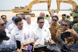 Wakil Menteri Energi dan Sumber Daya Mineral (ESDM) Yuliot Tanjung usai melakukan groundbreaking di kawasan Batuta Chemical Industrial Park (BCIP), Senin (31/8/2026). (foto : Pemprov)