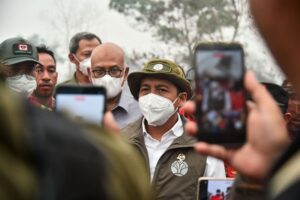 Menteri Kehutanan Raja Juli Antoni saat meninjau sejumlah titik karhutla di Kalimantan Barat, Kamis (3/9/2026).