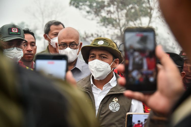Menteri Kehutanan Raja Juli Antoni saat meninjau sejumlah titik karhutla di Kalimantan Barat, Kamis (3/9/2026).